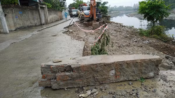 Hình ảnh vô cùng nguy hiểm cho những người dân di chuyển qua khu vực sụt lún.