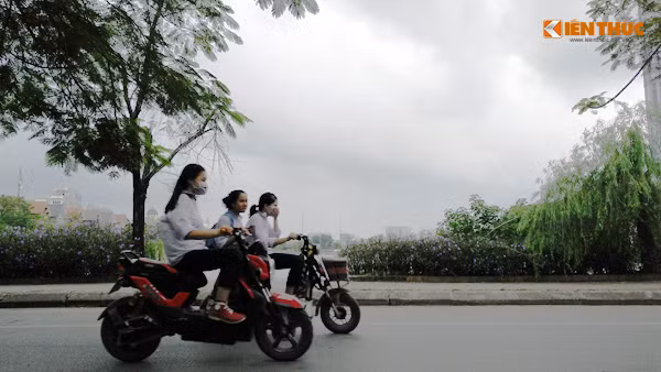 Nhiều người đi đường phải nín thở, bịt mũi, che mồm khi di chuyển qua khu vực hồ Văn Quán bởi mùi hôi tanh.