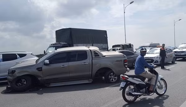 Đáng chú ý, thời điểm xảy ra tai nạn, trên cầu Vĩnh Tuy đang có đông các phương tiện tham gia giao thông. Do ảnh hưởng từ vụ việc nên cả hai hướng di chuyển trên cầu đều bị ùn tắc nghiêm trọng.