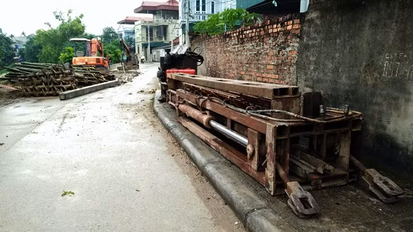 Ghi nhận của PV Kiến Thức đầu giờ chiều ngày 31/10, tại khu vực trước cửa ngõ số 63 có một số công nhân vận chuyển máy ép cọc dầm, chở cọc tre đến để chuẩn bị sửa chữa chỗ sụt lún.