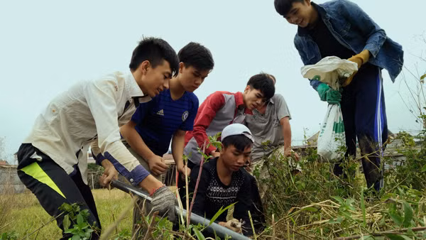 Theo chia sẻ của Khoa (đội mũ trắng), thịt chuột đồng là một trong những món ăn đặc sản nên được khá nhiều người dân nơi đây ưa chuộng. Thịt chuột sau khi được bắt đem về nhà tùy theo khẩu vị của từng người mà chế biến thành các món xào, nướng, luộc... Trường hợp bắt được nhiều sẽ đem ra chợ bán lấy tiền (khoảng 60-80 nghìn đồng/1kg).