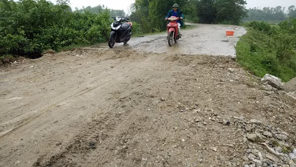 Theo quan sát của PV Kiến Thức, tại nhiều đoạn trên tuyến đường đang phản ánh còn bị đào xới cả lớp bê tông.