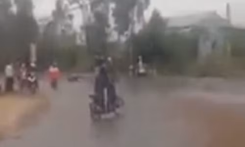 Liên quan đến sự việc, ngày 14/10, trao đổi với PV Kiến Thức, lãnh đạo Đội CSGT số 15, Công an TP Hà Nội, cho biết: "Sự việc xảy ra vào khoảng 6h sáng ngày 13/10, nhận được thông tin đội tuần tra CSGT số 15 đã phối hợp với công ty Công trình số 2, SGTVT Hà Nội hướng dẫn phân luồng giao thông và mang cát ra xử lý giúp người dân di chuyển an toàn hơn. Đồng thời nhanh chóng làm rõ nguyên nhân của sự việc và xử lý nghiêm". Ảnh cắt từ clip độc giả.