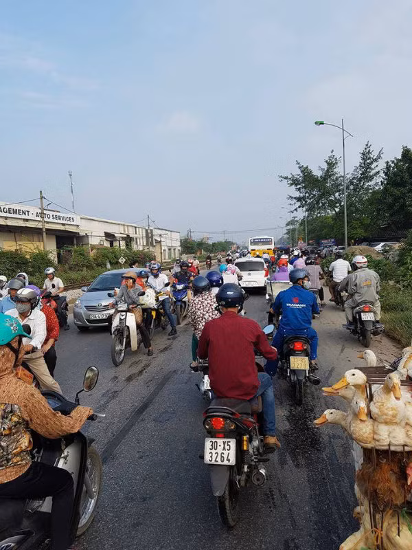 Tại hiện trường, chiếc xe ô tô con bị hư hỏng hoàn toàn, trên thân xe có nhiều vết máu vương vãi. Chiếc xe nằm trên toàn bộ làn đường hướng Hà Nội – Hà Nam. Cạnh chiếc xe là 4 thi thể, tàu hỏa dừng lại cách đó không xa.