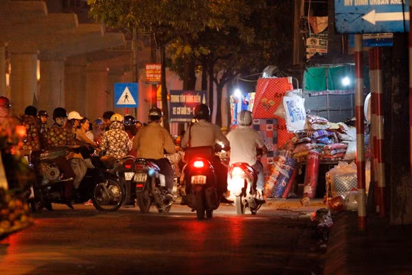 Nhiều xe máy di chuyển khó khăn, thậm chí là phải luồn lách qua những chiếc xe bán hàng rong đang chặn ngang giữa đường để đi về nhà sau một ngày lao động mệt mỏi.