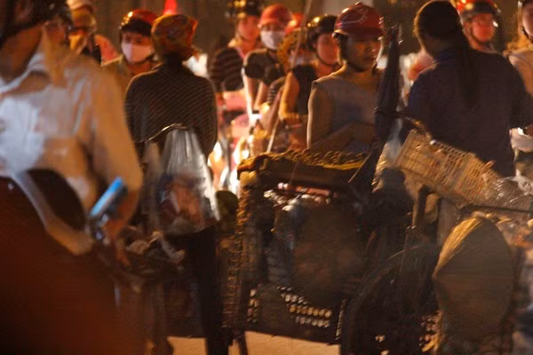 Dù mật độ phương tiện tham gia giao thông rất đông, ô tô, xe máy bóp còi inh ỏi để tìm đường đi nhưng những người bán hàng rong mặc kệ, họ vẫn thản nhiên dựng xe ra giữa lòng đường vẫy khách mua hàng (khu vực đang phản ánh còn là một trong những điểm quay đầu xe).