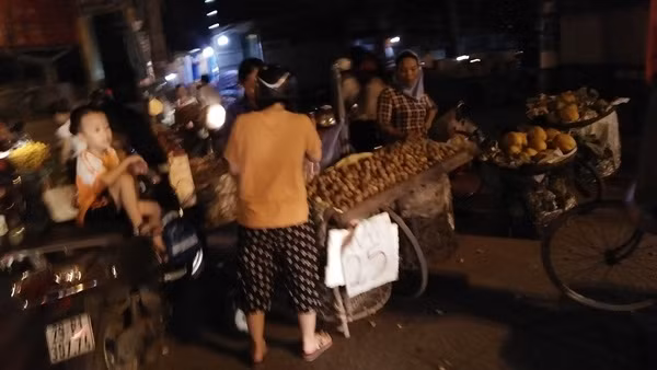 Tại khu vực phản ánh đường Hồ Tùng Mậu đang bị thu hẹp lại để nhường diện tích xây dựng Đường sắt đô thị Nhổn - Ga Hà Nội, nay lại bị những người bán hàng rong xâm chiếm càng khiến diện tích thu hẹp hơn, các phương tiện tham gia giao thông càng trở nên khốn khổ, đặc biệt ở các khung giờ cao điểm.