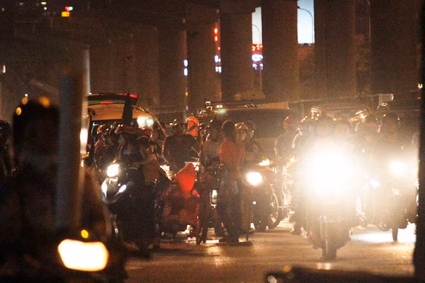 Thỉnh thoảng đoạn đường lại xảy ra cảnh tượng ùn tắc.