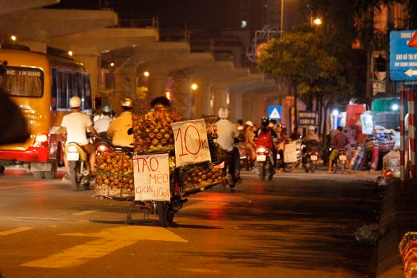 Anh xe may luon lach nguoi ban hang rong giua duong HN