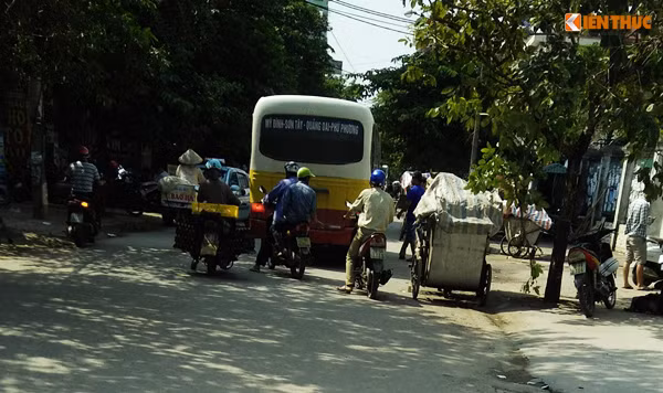 Giao thông trở nên hỗn loạn, ô tô xe máy không còn đường đi do xe bus thả khách giữa đường.