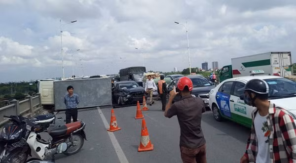 Thông tin ban đầu về vụ việc, thời gian trên, chiếc ô tô 4 chỗ mang BKS 30E - 33790 do tài xế Nguyễn Minh Thắng (SN 1980, trú tại Trương Định, Hà Nội), cùng xe bán tải mang BKS: 29C - 63902 do tài xế Nguyễn Anh Hiện (SN 1986, trú tại Sóc Sơn, TP Hà Nội) và xe tải mang BKS 30H - 1709, do tài xế Ngô Văn Chính (SN 1984, TP Bắc Ninh) đang di chuyển lên cầu Vĩnh Tuy thì bất ngờ va chạm vào nhau.