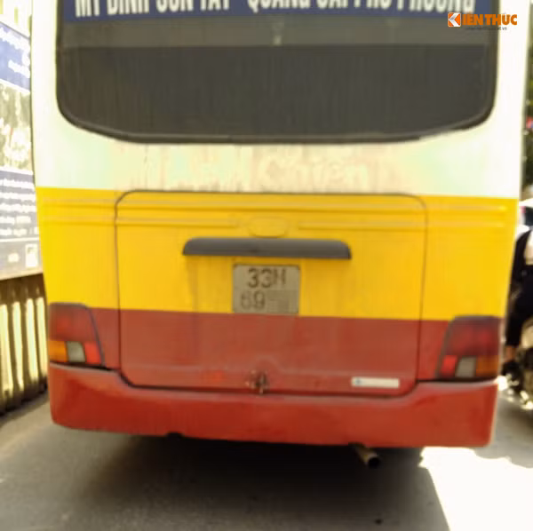 Hầu hết những chiếc xe bus đón trả khách không đúng điểm dừng đều rất cũ kỹ, biển số mờ tịt.