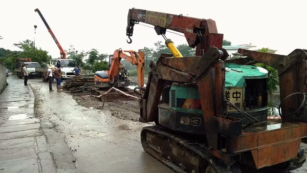 Trước đó, sau khi tiếp nhận thông tin về sự việc, lãnh đạo UBND xã Tả Thanh Oai đã cử cán bộ xuống hiện trường, xác định những vị trí sụt lún, nứt toạc để báo cáo lên cấp trên sớm có biện pháp khắc phục, đảm bảo an toàn cho người dân di chuyển qua đây.