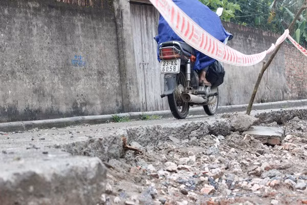 Những người dân ở thôn Thượng Phúc cho hay, khu vực trước cửa ngõ số 63 đã được khắc phục tới hai lần sau khi có hiện tượng sụt lún nhưng nay lại đâu vào đó.