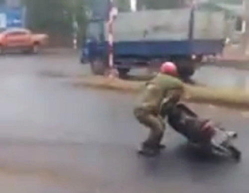 Do mặt đường trơn trượt bởi dầu luyn, nước rác, nước mưa nên hàng chục xe máy di chuyển qua đoạn đường liên tục bị ngã.