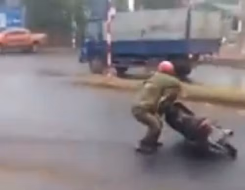 Do mặt đường trơn trượt bởi dầu luyn, nước rác, nước mưa nên hàng chục xe máy di chuyển qua đoạn đường liên tục bị ngã.