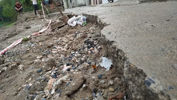 Nguy hiểm nhất là khu vực trước cửa ngõ số 63 thôn Thượng Phúc (xã Tả Thanh Oai) bị sụt lún và ngày càng lấn sâu vào mép nhà dân.