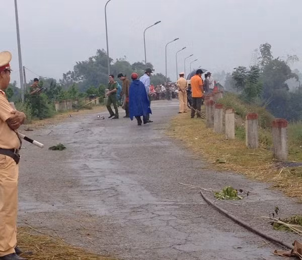 Lực lượng chức năng tiến hành khám nghiệm hiện trường.