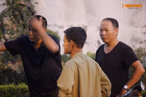 Các đồng đội, bạn bè của ông Thạch cũng bớt chút thời gian, tạm gác công việc lại để đến đón người bạn, người đồng chí của mình.