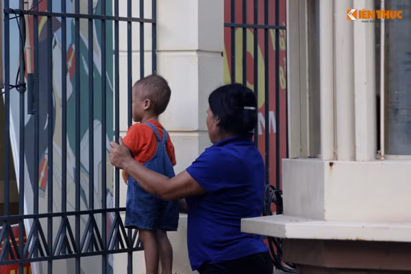 Trước đó, ngày 4/10, Cơ quan CSĐT Công an quận Hoàng Mai (Hà Nội) đã mời gia đình cháu bé bị nạn và gia đình ông Thạch lên làm việc. Trước sự chứng kiến của cơ quan chức năng, hai bên gia đình đã thỏa thuận về trách nhiệm bồi thường thiệt hại, hòa giải vụ việc, đặc biệt gia đình bị hại yêu cầu không xử lý hình xử với ông Thạch. Đến sáng ngày 6/10, luật sư Nguyễn Anh Thơm - Trưởng VPLS Nguyễn Anh - Đoàn LS Hà Nội, là người bào chữa miễn phí cho bị can, đã làm các thủ tục pháp lý để bảo vệ quyền lợi cho ông Thạch với cơ quan công an.