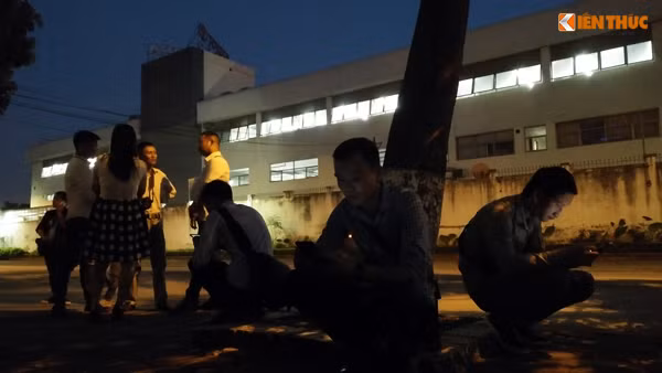 Do vụ việc đang thu hút sự quan tâm đông đảo của dư luận nên có rất nhiều phóng viên, nhà báo đến từ nhiều cơ quan thông tấn báo chí cũng kiên nhẫn chờ đợi bên ngoài cổng Công an quận Hoàng Mai đưa tin.