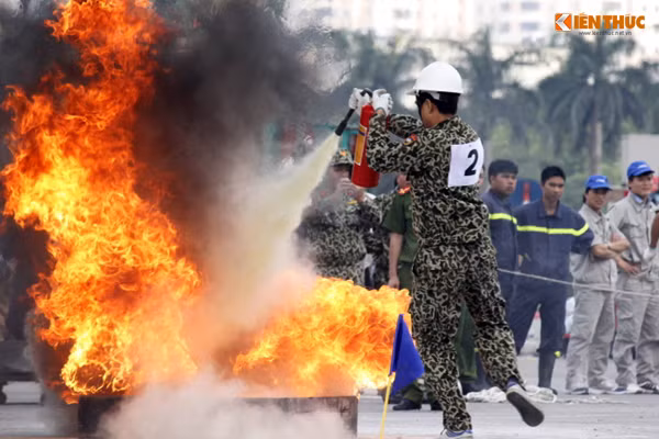 Màn dùng bình cứu hỏa mini để dập lửa đến nghẹt thở.