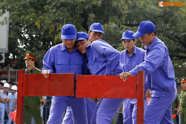 Riêng phần thi của lực lượng Cảnh sát PCCC chuyên nghiệp của thành phố bao gồm: Thi môn đội hình thể thao cá nhân 100m chữa cháy, cứu nạn và cứu hộ; Thi môn đội hình cứu người bị nạn trong không gian giới hạn; Thi môn đội hình máy bơm chữa cháy phun nước tiêu điểm. Ảnh: Các đội thi nhiệm vụ chữa cháy và cứu tài sản vô cùng gay cấn.