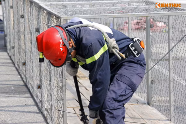 Trong phần thi cứu nạn nhân trong không gian hẹp các đội tham gia thi đấu cũng vô cùng gay cấn.