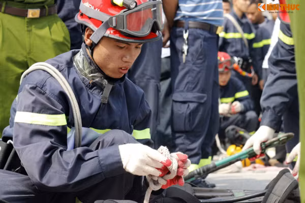 Dây kéo để hỗ trợ đưa cảnh sát và nạn nhân ra ngoài khu vực nguy hiểm một cách nhanh chóng.