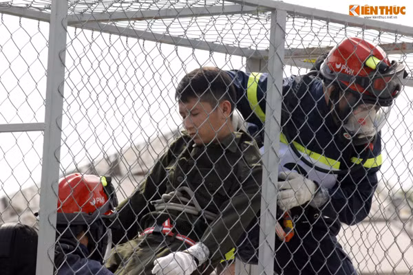 Màn cứu nạn nhân trong không gian hẹp đòi hỏi kỹ năng của các cảnh sát PCCC cần thận trọng nhưng cũng phải rất nhanh chóng.