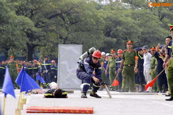 Nhanh chóng cứu hộ...