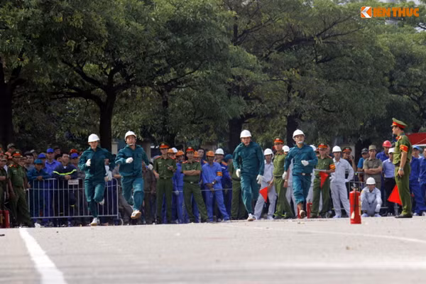 Theo ban tổ chức, tham dự hội thao năm nay gồm 46 đội cùng 1.426 vận động viên. Trong đó có 15 đội chữa cháy từ 15 Phòng Cảnh sát PCCC và cứu nạn cứu hộ TP Hà Nội. Các đội thi phải trải qua các phần thi gồm:Thi nhiệm vụ chữa cháy và cứu tài sản dành cho 15 đội dân phòng đến từ một số xã, phường, thị trấn; Thi chữa cháy, vượt chướng ngại vật và cứu tài sản của 16 đội PCCC cơ sở đến từ một số đơn vị doanh nghiệp.