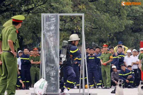 Phần thi môn đội hình thể thao cá nhân 100m chữa cháy, cứu nạn và cứu hộ của Cảnh sát PCCC Hà Nội diễn ra kịch tính.