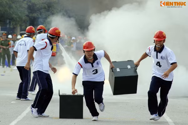 Đội thi của các sinh viên cũng quyết liệt tranh tài.