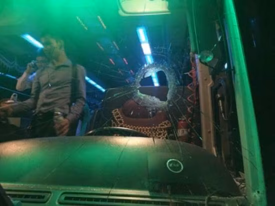 Xe khach bi nem da hang chuc nguoi hoang loan