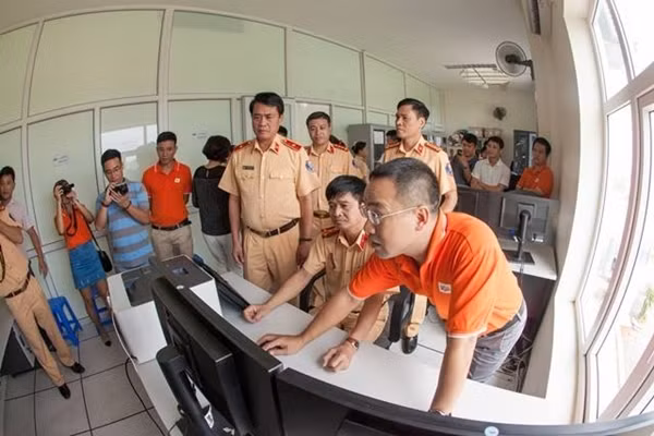 Các phương tiện khi lưu thông trên tuyến đường cao tốc Nội Bài - Lào Cai sẽ bị "mắt thần" tự động phát hiện và ghi nhận các hành vi vi phạm thông qua camera từ đó trung tâm điều hành.