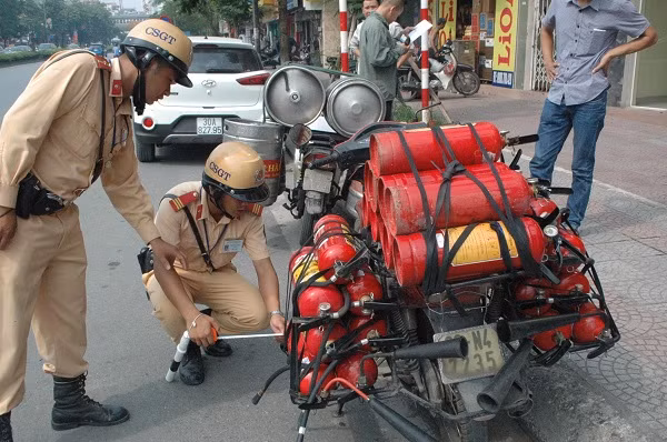 Các trường hợp vi phạm bị lực lượng CSGT lập biên bản xử lý đều chấp hành và không có hành vi chống đối. Nhiều người bị lập biên bản, xử phạt hành chính cho biết, họ sẽ không chở hàng cồng kềnh nữa.