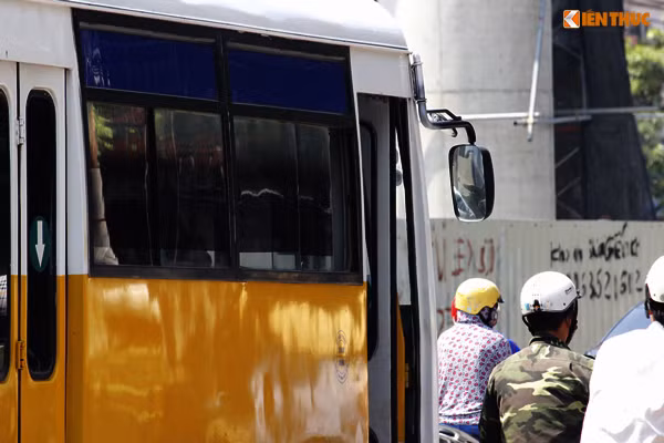 Cánh cửa phía trước của xe bus không được đóng và liên tục mở để phụ xe thò ra ngoài vẫy khách.