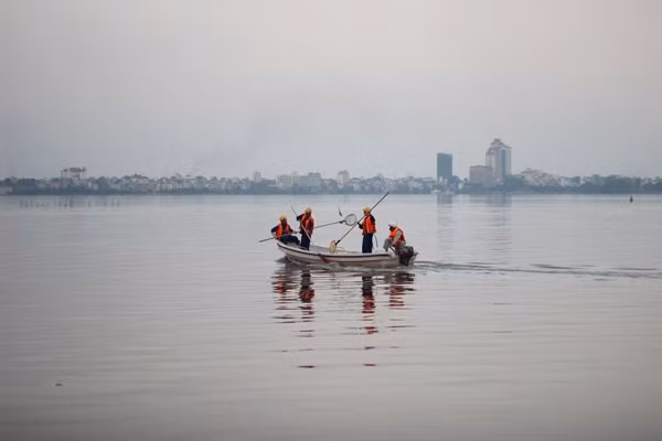 Ông Đông cũng cho biết thêm, hôm nay 2/10, công ty đã huy động 100% cán bộ công nhân viên cùng phối hợp với cơ quan chức năng tích cực vớt xác cá, không để ô nhiễm ảnh hưởng đến người dân khu vực ven hồ.