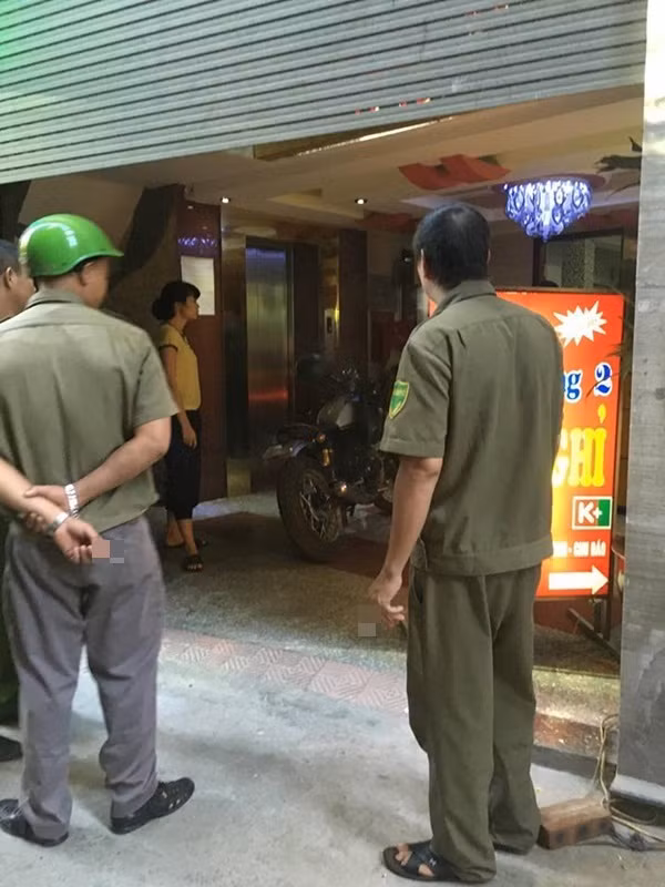 Ghi nhận của PV Kiến Thức lúc 10h15 sáng cùng ngày, lực lượng chức năng vẫn đang phong tỏa hiện trường để khám nghiệm, thu thập chứng cứ, điều tra.