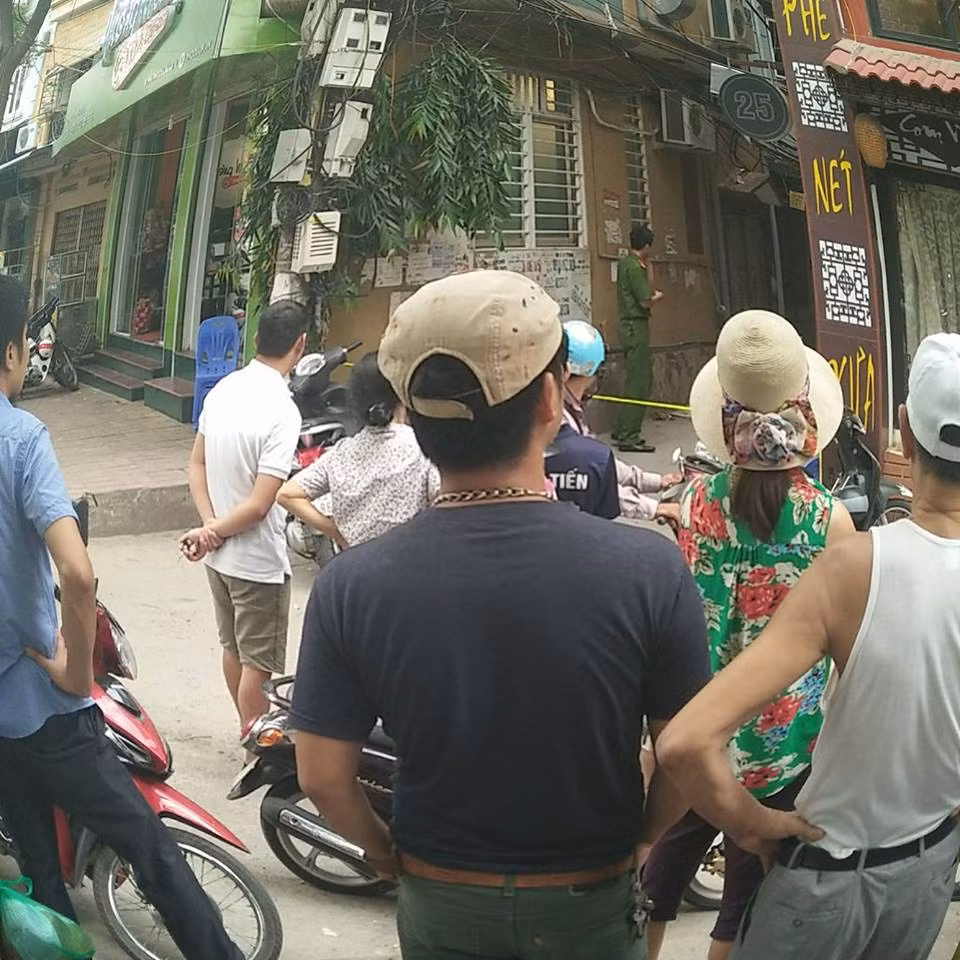 Nhiều người dân sống gần khu vực hiếu kỳ kéo nhau đến hiện trường để nghe ngóng vụ việc.