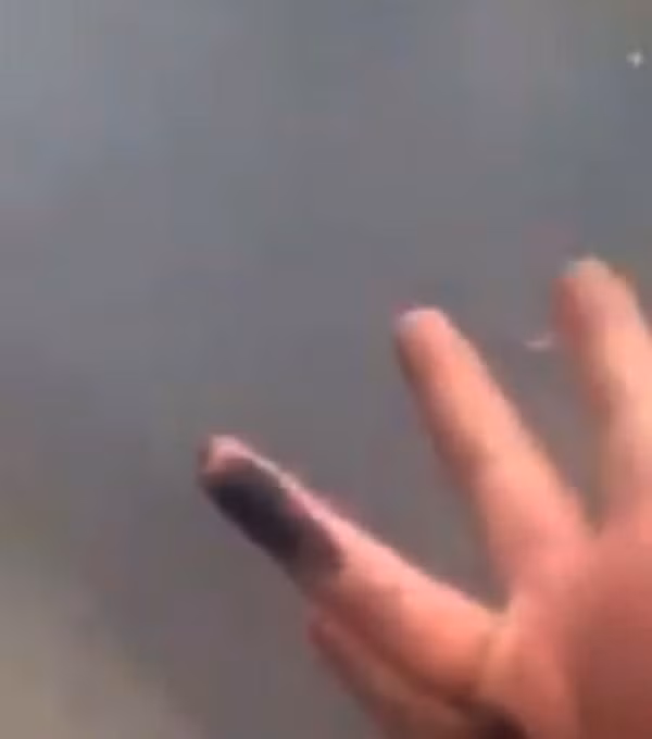 Người dân dùng tay quệt xuống mặt đường vẫn còn in nguyên vết dầu luyn đen.