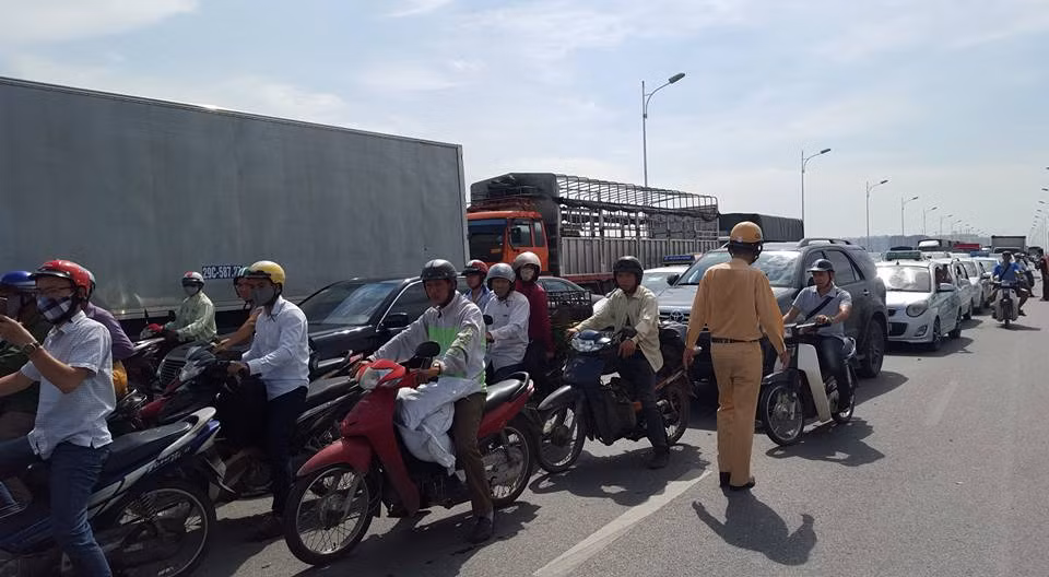 Nhận được tin báo, lực lượng chức năng nhanh chóng có mặt tại hiện trường để xử lý vụ việc, khẩn trương điều tiết giao thông. Các nạn nhân bị thương cũng được đưa đi bệnh viện cấp cứu ngay sau đó. Đến hơn 12h trưa, hiện trường mới bắt đầu được giải tỏa.