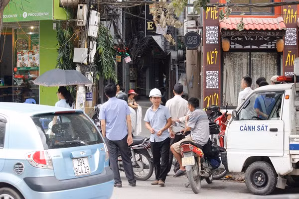 Nhận được tin báo, lực lượng chức năng khẩn trương có mặt tại hiện trường để xử lý vụ việc. Trong sáng nay (27/10), đại tá Nguyễn Duy Ngọc, Phó Giám đốc CA TP Hà Nội trực tiếp tới hiện trường chỉ đạo điều tra vụ án.