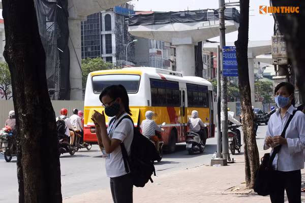 Ghi nhận của PV Kiến Thức, tại tuyến quốc lộ 32 có không ít xe bus “dù” đón trả khách không đúng tuyến đường, điểm bus. Thậm chí, nhiều xe di chuyển trên đường còn không đóng cửa, thỉnh thoảng phụ xe lại thò đầu ra ngoài vẫy khách.