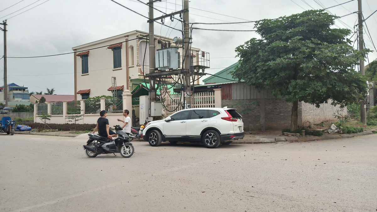 Điều đáng nói, theo như phản ánh của bà Bùi Thị Sinh (xóm Hội 2), cùng nhiều người dân khác ở xã, cụm công nghiệp hoàn thành nhưng người dân trong vùng lại không được ưu tiên mua đất, thay vào đó là “cò đất”.