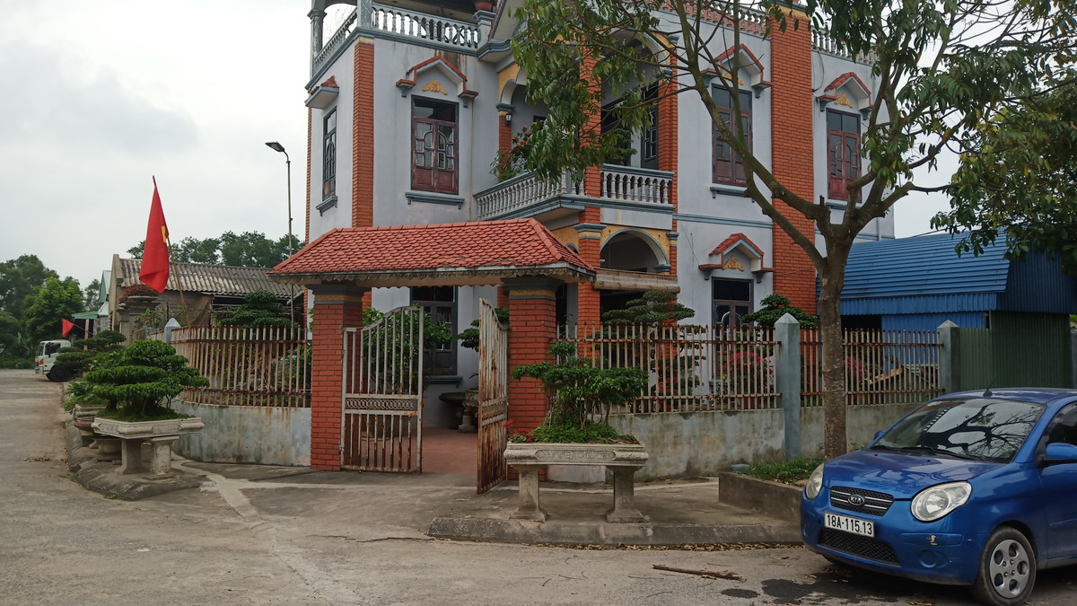 Theo như Phó chủ tịch xã Quang Trung thừa nhận: tất cả mới chỉ là tạm giao đất, ngoại trừ 2 doanh nghiệp đã được cấp phép