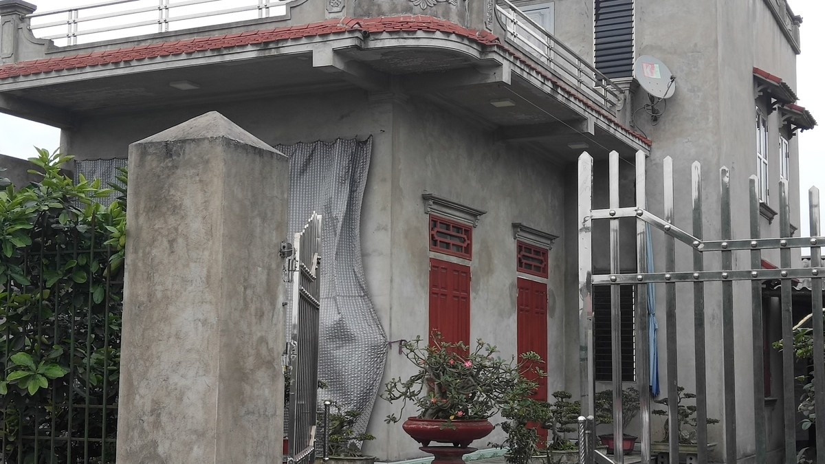 Một ngôi nhà mới được xây xong và đã có hộ gia đình chuyển đến ở, không thấy có hoạt động sản xuất gì