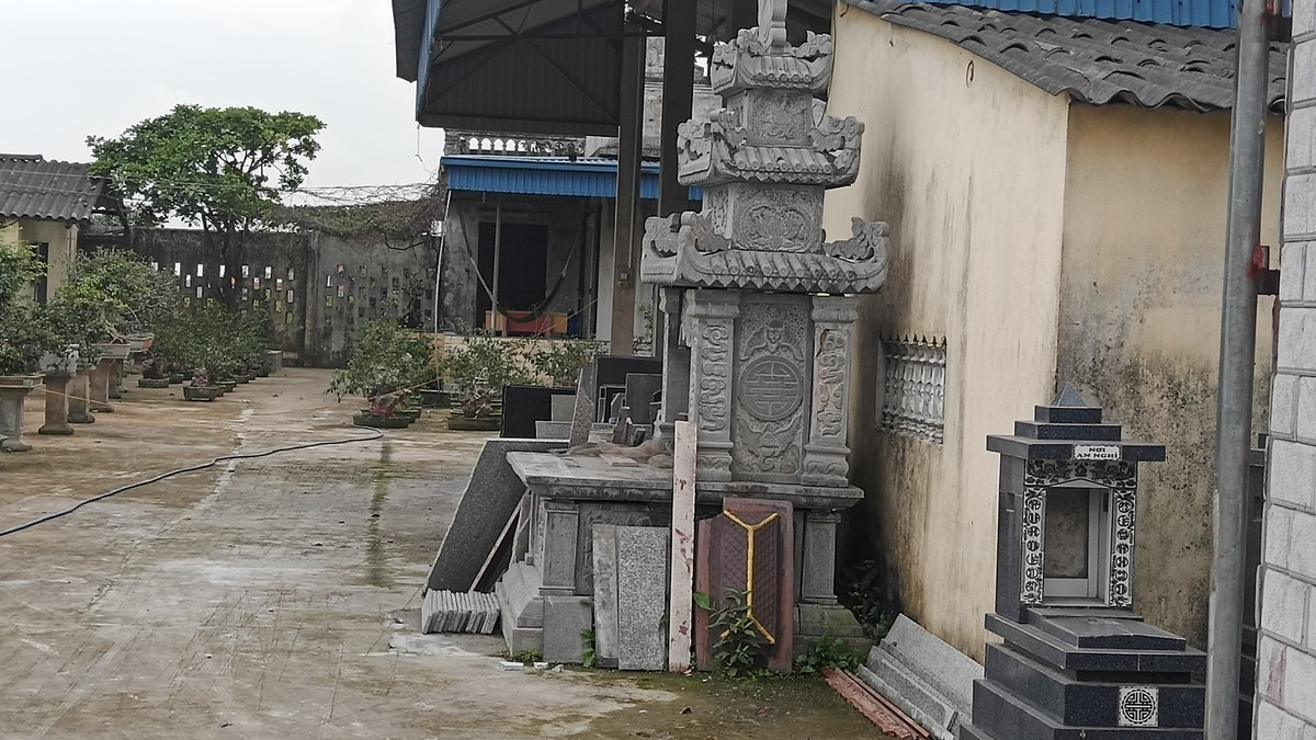 Hộ gia đình này xây nhà ở đây, và kết hợp buôn bán bia mộ.