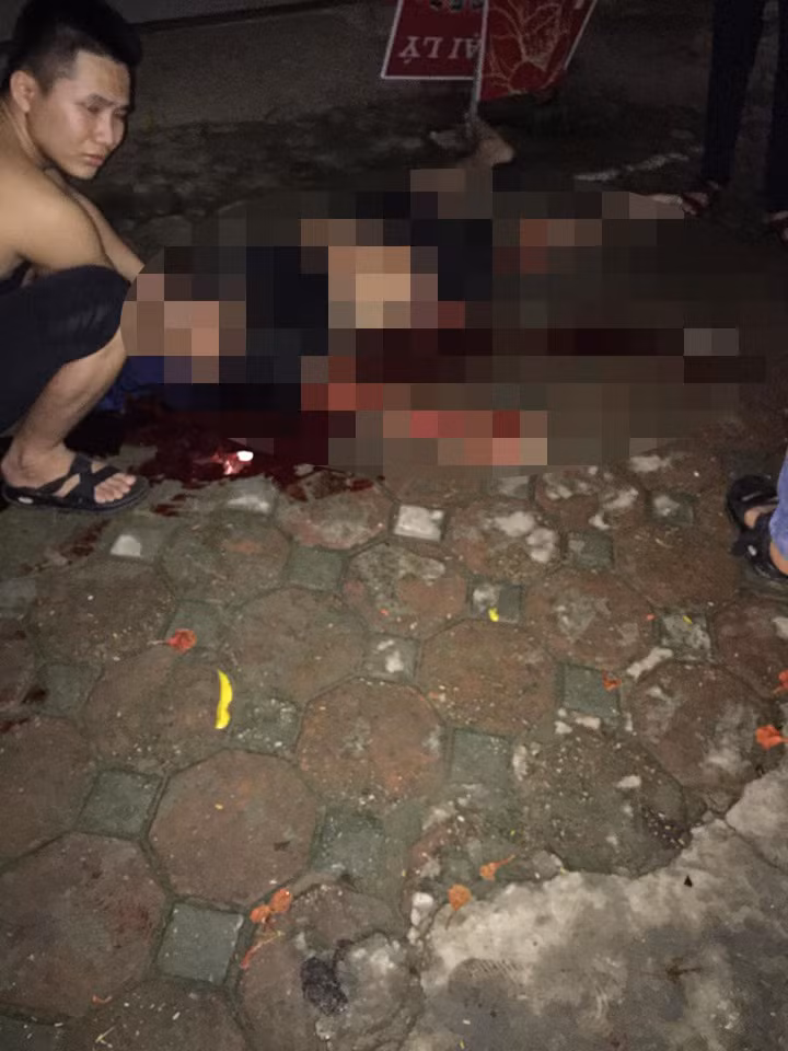 Tong truc dien vao dau xe o to nam thanh nien tu vong